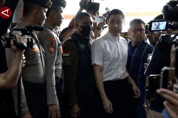 Harvey Moeis jalani sidang perdana kasus dugaan korupsi timah