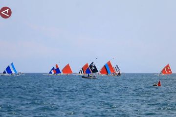 Nelayan di Mataram semarakkan Kemerdekaan RI dengan Lomba Perahu Layar