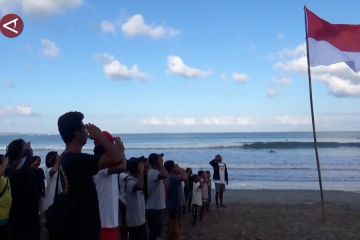 Peselancar di Kuta Bali cintai Indonesia dengan ikut upacara bendera