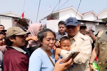 Prabowo disambut pelukan erat warga rumah apung Muara Angke