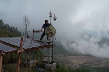 PVMBG periksa alat pemantau gunung api di kawah Sileri Dieng