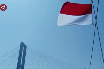 Ratusan siswa kibarkan merah putih di bawah Jembatan Suramadu