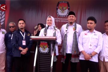 Hari terakhir pendaftaran, Siska-Sudirman hadir pertama di KPU Kendari