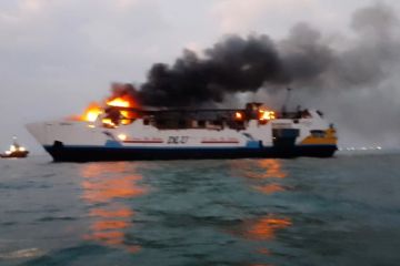 Sebuah kapal milik PT. DLU terbakar di perairan laut Semarang