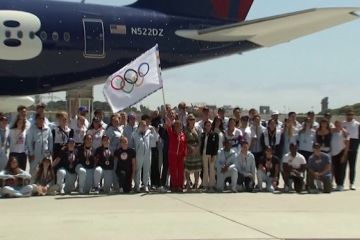 Bendera Olimpiade tiba di Los Angeles, tuan rumah Olimpiade 2028