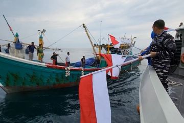 Lanal Lhokseumawe bagikan bendera Merah Putih hingga ke Selat Malaka