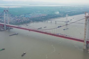 Jembatan gantung pancang bertingkat pertama di China rampung dibangun