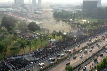 Visual aerial aksi massa dukung putusan MK di Gedung DPR