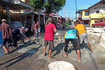 Momen HUT RI, warga Banjarmasin swadaya perbaiki jalan