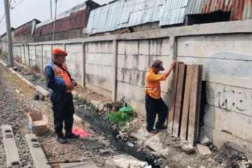 KAI Daop 1 Jakarta memperkuat pagar pembatas rel dijebol di Bekasi