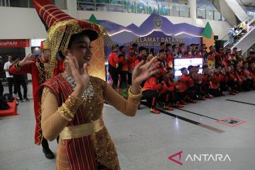 Penyambutan atlet dan ofisial PON XXI Aceh-Sumut 2024 di Bandara Kualanamu