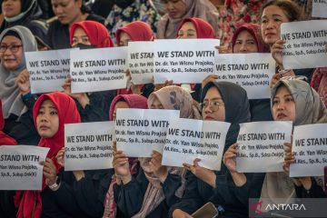 Aksi solidaritas pemberhentian aktivitas klinis dokter Yan Wisnu di RSUP Kariadi oleh Kemenkes terkait dugaan kasus perundungan