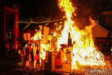 Ritual sembahyang Ulambana di Klenteng Tjie Lam Tjay Semarang