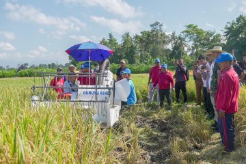 Pemkab Badung bantu mesin pertanian tingkatkan produktivitas petani