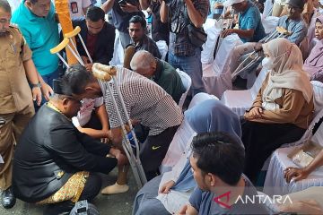 AP II Bandara SIM serahkan bantuan kaki palsu untuk 49 disabilitas