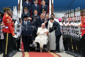 Paus Fransiskus tiba di Indonesia