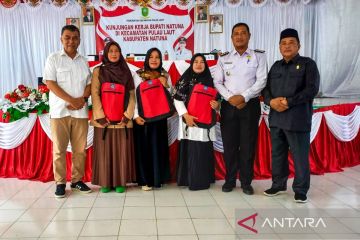 Pemkab Natuna bantu peralatan sekolah bagi siswa SD di pulau terluar