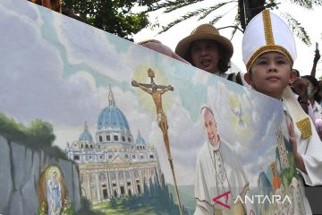 Warga penuh antusiasme menanti Paus Fransiskus kunjungi Gereja Katedral