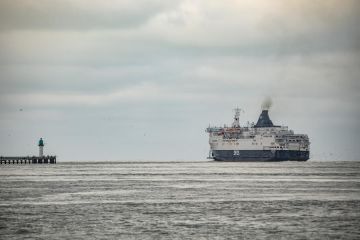 Perahu migran tenggelam, 12 orang tewas saat seberangi Selat Inggris