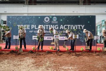 CEO ASEAN Railway Lakukan Penanaman Pohon Pule Air di Stasiun Halim