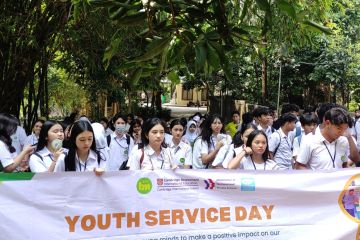 Pelajar SMA angkat 0,8 ton sampah dari Sungai Ciliwung