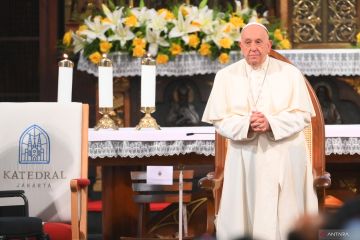 Paus Fransiskus bertemu dengan para rohaniwan di Katedral Jakarta