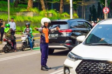 Puluhan personel Dishub Jaksel bantu atur lalu lintas saat misa akbar