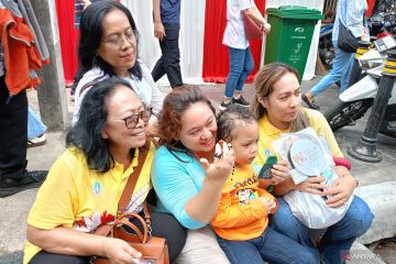 Anak 4 tahun diberkati langsung dan dapat rosario dari Paus Fransiskus