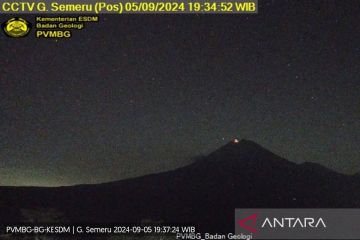 Gunung Semeru erupsi dengan letusan setinggi 400 meter