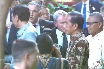 Presiden sambut dan salami Paus Fransiskus di GBK