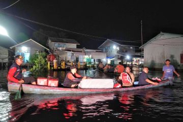 Mensos Risma salurkan bantuan untuk korban banjir di Sanggau Kalbar