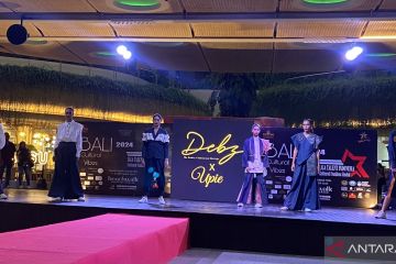 Desainer dalam negeri kenalkan tenun bomba di ajang Fashion Show Bali