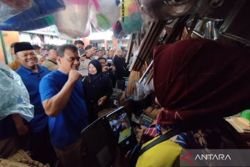 Bakal Cagub Jateng Ahmad Luthfi kunjungi Pasar Bintoro Demak