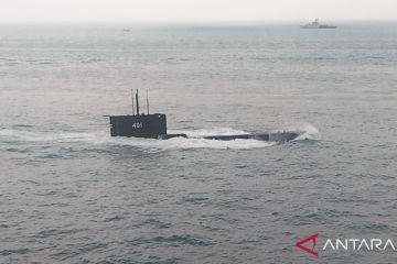 KRI Cakra hadir dalam Sailing Pass HUT TNI AL di Teluk Jakarta