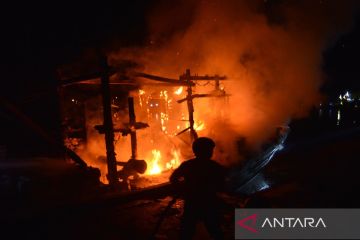 Empat ABK selamat saat dua kapal penangkap ikan terbakar di Muara Baru