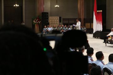 Jokowi sebut pelantikan Mensos definitif penting