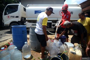 Ratusan ribu liter air bersih disalurkan ke desa terdampak kemarau di Kabupaten Tegal