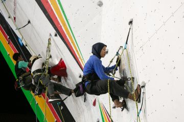 Sentuhan wanita di balik gemerlap arena panjat tebing