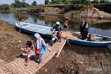 Perahu penyeberangan alternatif di sungai Begawan Solo