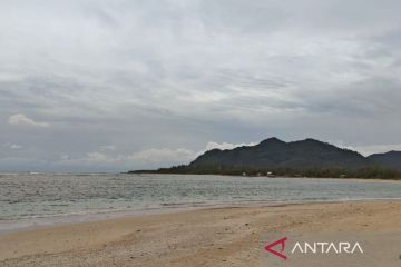 Laut biru dan pasir putih berpadu indah di Pantai Babah Kuala Lhoknga