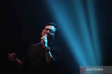 Kahitna dan Barry Likumahuwa tampil pada Jazz Traffic Festival di Surabaya