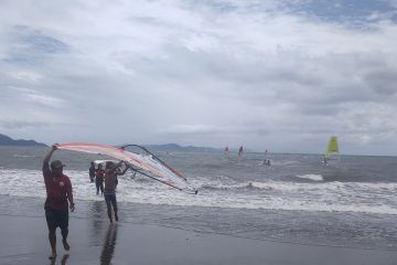 Layar - Peserta terpaksa kembali ke pantai karena cuaca tak mendukung