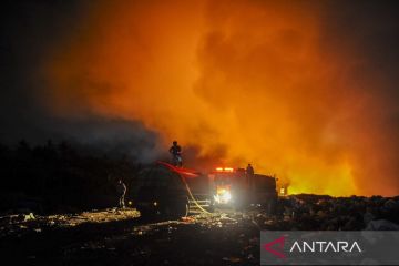 Sepuluh kendaraan damkar dan tiga alat berat dikerahkan untuk memadamkan kebakaran TPSA Bagendung