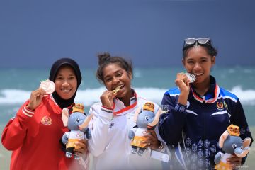 Lola H Blegur kalahkan Issa Behuku untuk rebut emas rowing pantai PON