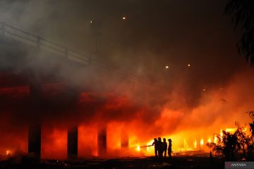 Jalan tol Surabaya-Porong terpanggang kebakaran di Tambak Pring