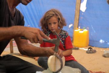 Tukang kayu Palestina buatkan sandal kayu untuk anak-anak pengungsi