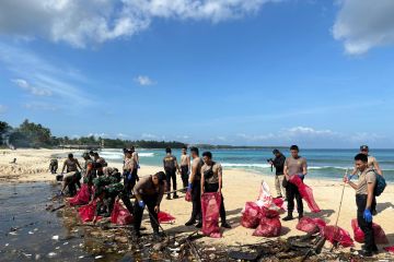 Petugas gabungan gelar aksi bersihkan sampah di pantai Pesisir Barat