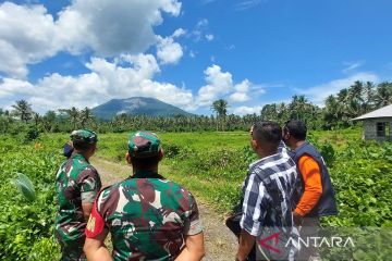 Gunung Ibu erupsi terus, warga dilarang aktivitas dalam radius 4 km