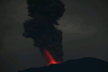 Gunung Ibu semburkan lagi lava pijar setinggi 300 meter Jumat malam