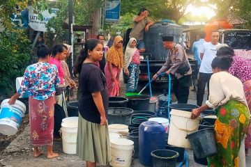 Polisi salurkan bantuan air bersih kepada masyarakat di Lombok Tengah